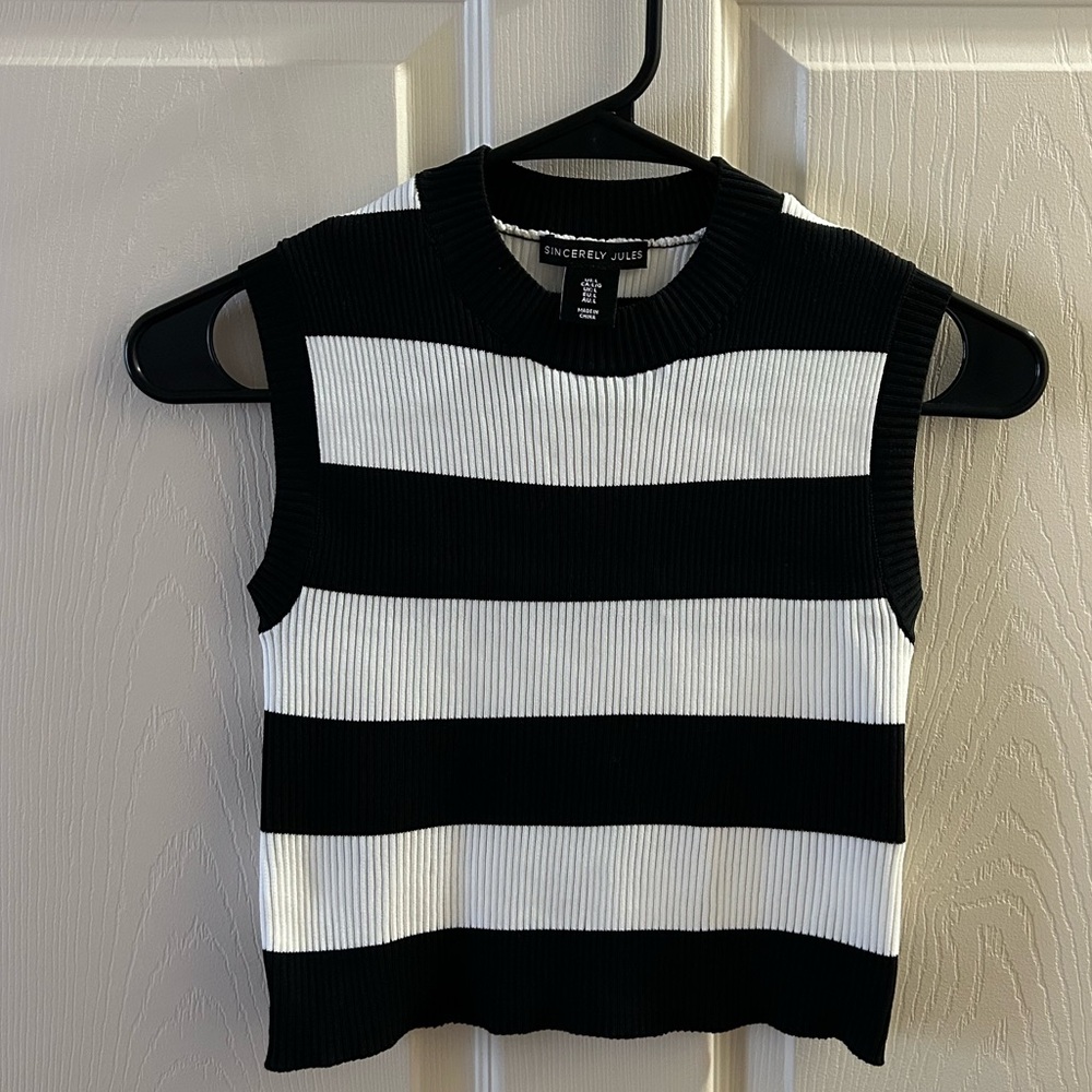 Sincerely Jules. Large, fits like small/medium. Cropped tank top.